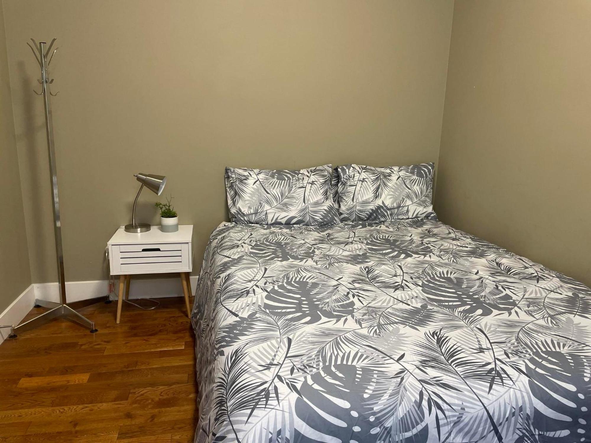 Guest Room With Private Bath In Langford Виктория Екстериор снимка
