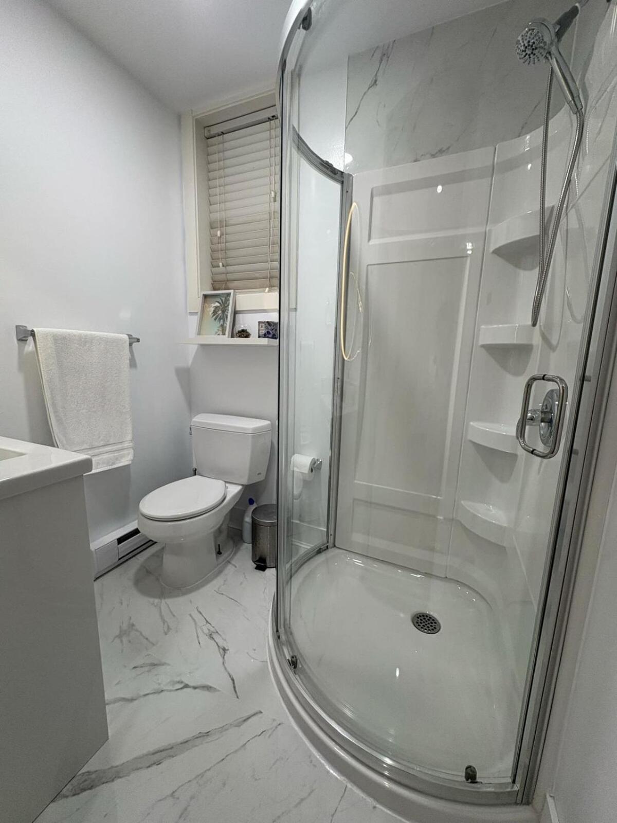 Guest Room With Private Bath In Langford Виктория Екстериор снимка