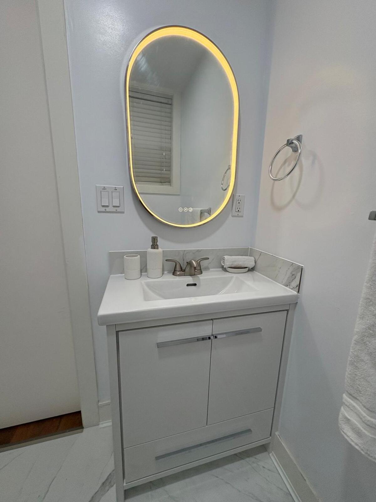 Guest Room With Private Bath In Langford Виктория Екстериор снимка