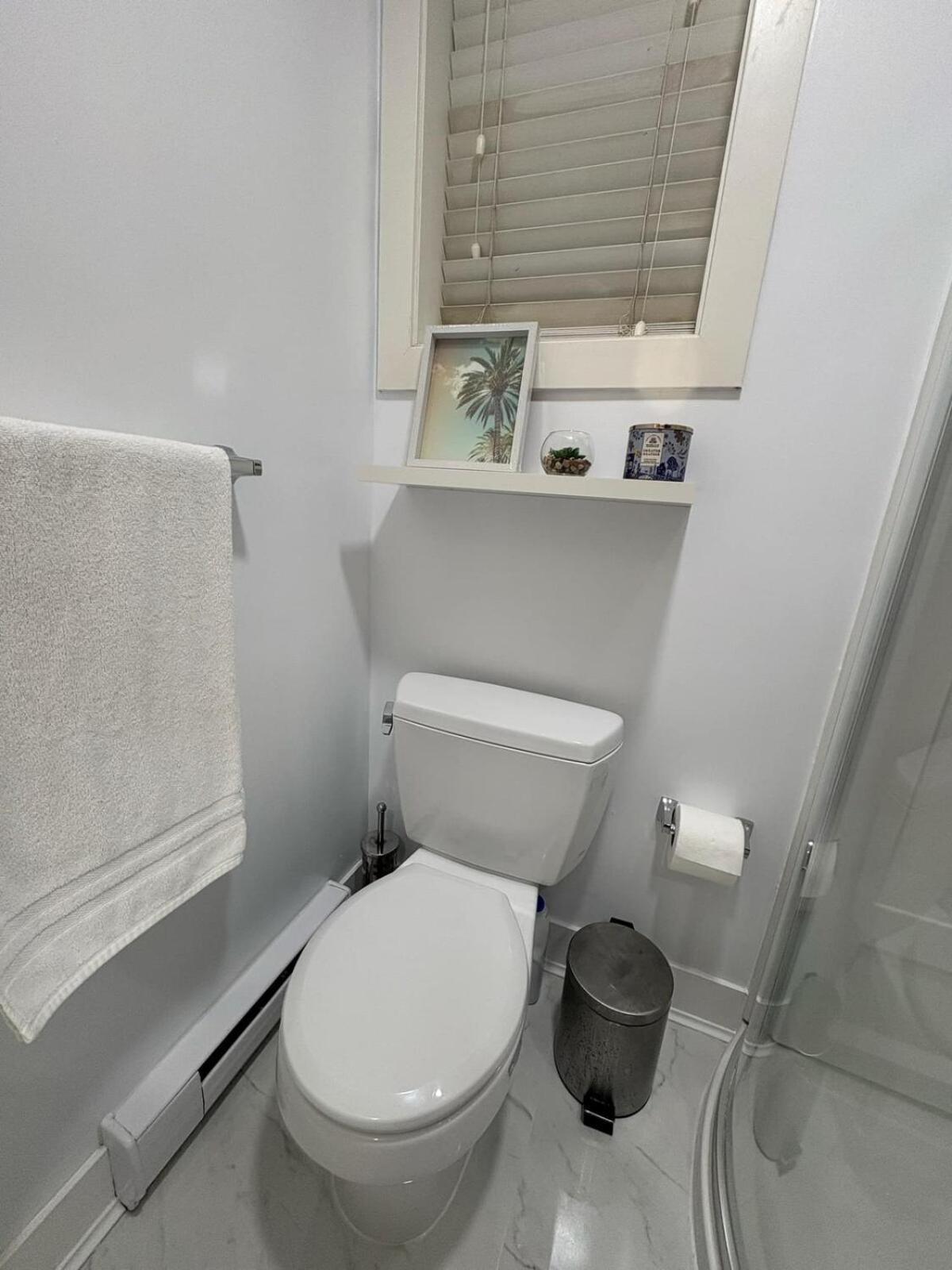 Guest Room With Private Bath In Langford Виктория Екстериор снимка