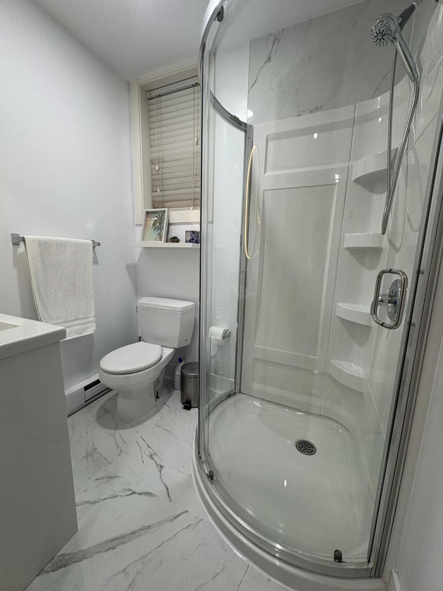 Guest Room With Private Bath In Langford Виктория Екстериор снимка